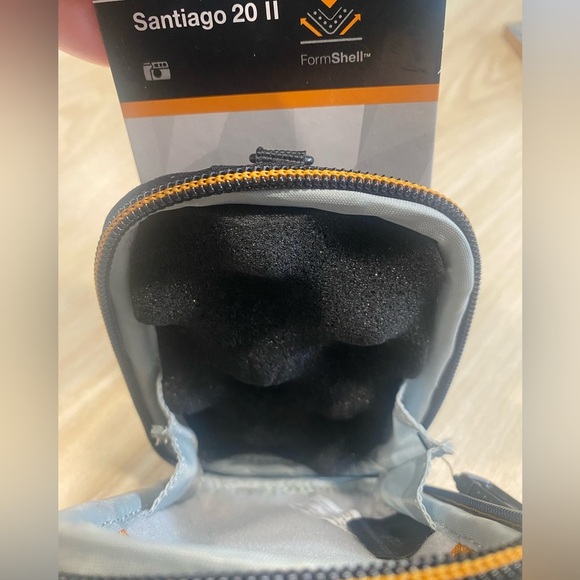 Lowepro Santiago 20 II Camera Case - Picture 3 of 7